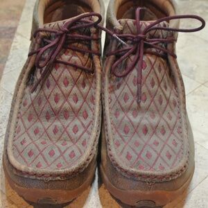 WOMENS 9 1/2TWISTED MAROON DIAMOND PATTERN LEATHER DRIVING MOCS "CHUKKA"